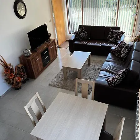 Apartament Gorgeous, 3 Bed At Bay View Koszarica